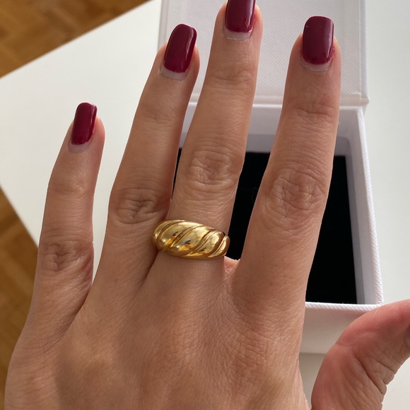 Mejuri Croissant Dôme Ring - Picture 5 of 5